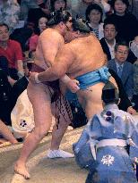 Musashimaru keeps lead in summer sumo